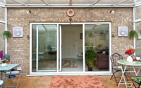 5 Bedroom Detached House Sleeps 13 Spacious Parking 5 Mins Driving To Bicester Village